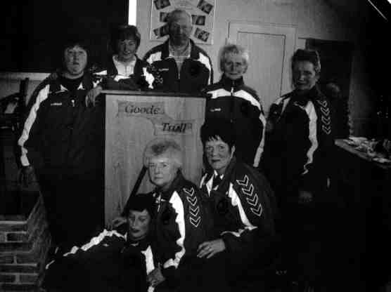 FKV-Meister 2002 und Mannschaft im Jubiläumsjahr Frauen II  